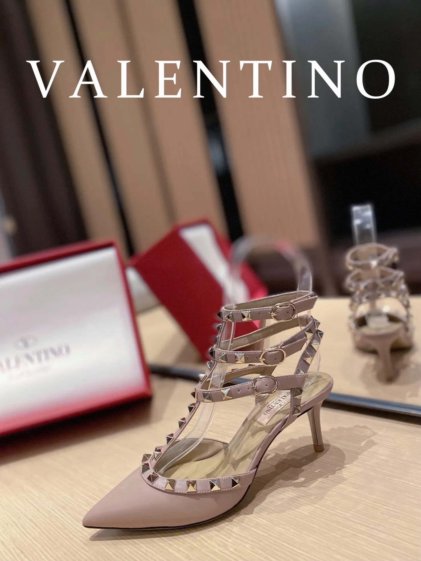 P👟👟Ex-factory price 560👟👟 Women's shoes, women's clothing 𝙑𝙖𝙡𝙚𝙣𝙩𝙞𝙣𝙤/Valentino𝙑𝙏 🎁Latest colors😍ʚ😊ɞ has been an Italian national treasure brand since the 1960s. Timeless and deeply rooted in people's hearts❤ Never out of date. One of the must-have items 〰 ɪɴѓᴏʀᴍᴀᴛɪᴏɴ 〰♡ There are many colors for you to choose from💝Original molded electric rivets (non-oxidized) High-end customized imported cowhide➠Mirror patent leather❗️Details in place🆚Exclusive color card💯Comfortable sheepskin lining✅Imported Italian leather outsole🇮🇹 Size: 35-39 (34.40.41.4👟👟Ex-factory price 4) Also customized♡♡ Heel height: ➠6.5cm